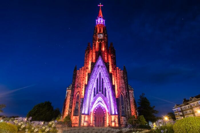 Foto da Catedral da canela e de seu jardim bonito em uma noite do céu estrelado