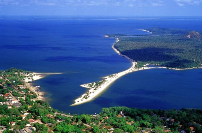 Localizada na margem esquerda do rio Tapajos a aproximadamente 30km da cidade de Santarem Estado do Para. scaled