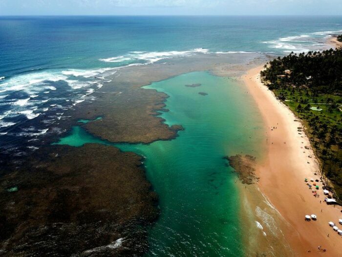 Piscinas naturais na praia de Taipus de Fora scaled