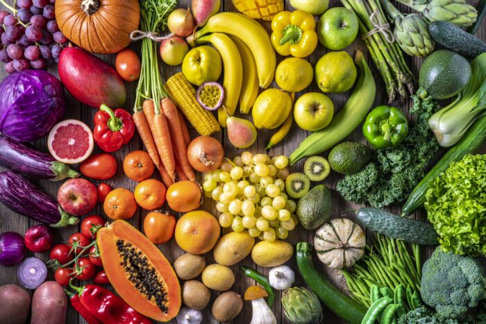 Legumes coloridos e frutas comida vegana em cores de arco iris scaled