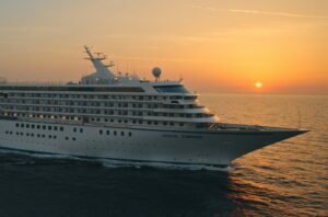 Adquirida por Abercrombie & Kent, Crystal Cruises navega por história de sucesso